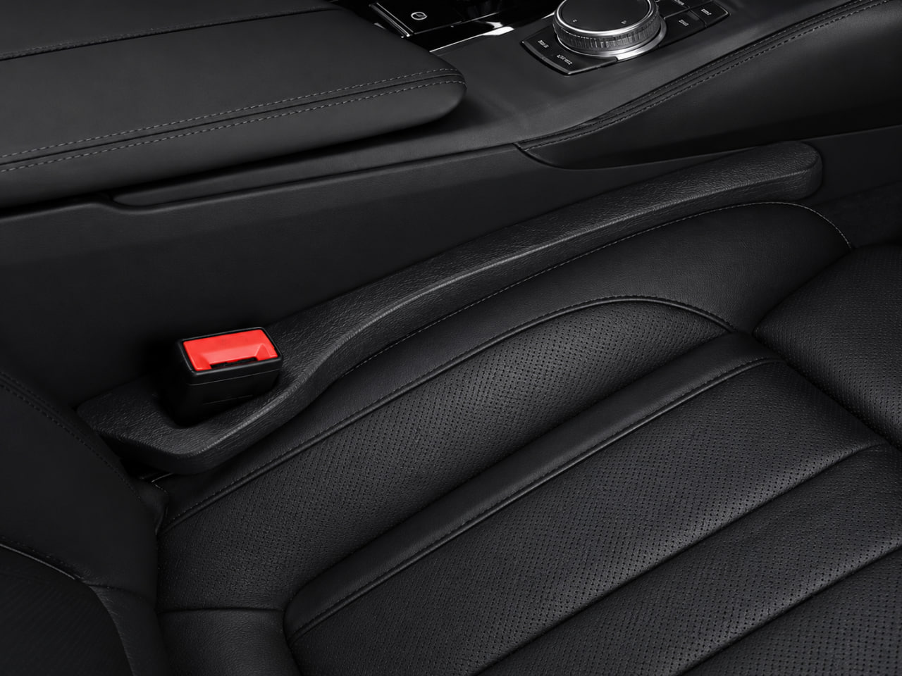 Seat gap filler closing the space between the seat and center console